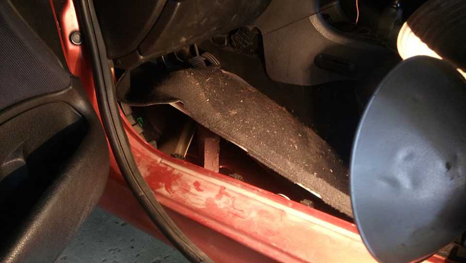 Снять обшивку передней двери Peugeot 206 несложно Подробности  читайте на   Отвечают профессиональные эксперты портала