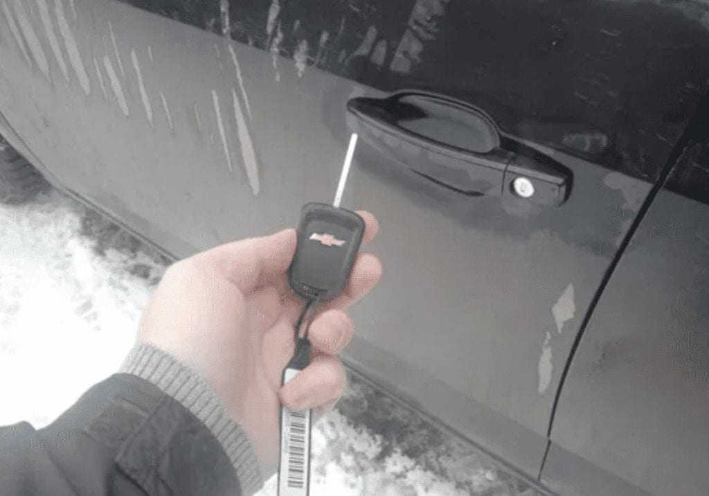 4 способа открыть машину,если ключи остались внутри заблокированного салона