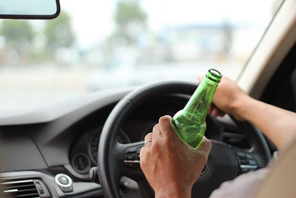 Разрешено ли пить алкоголь в припаркованной машине