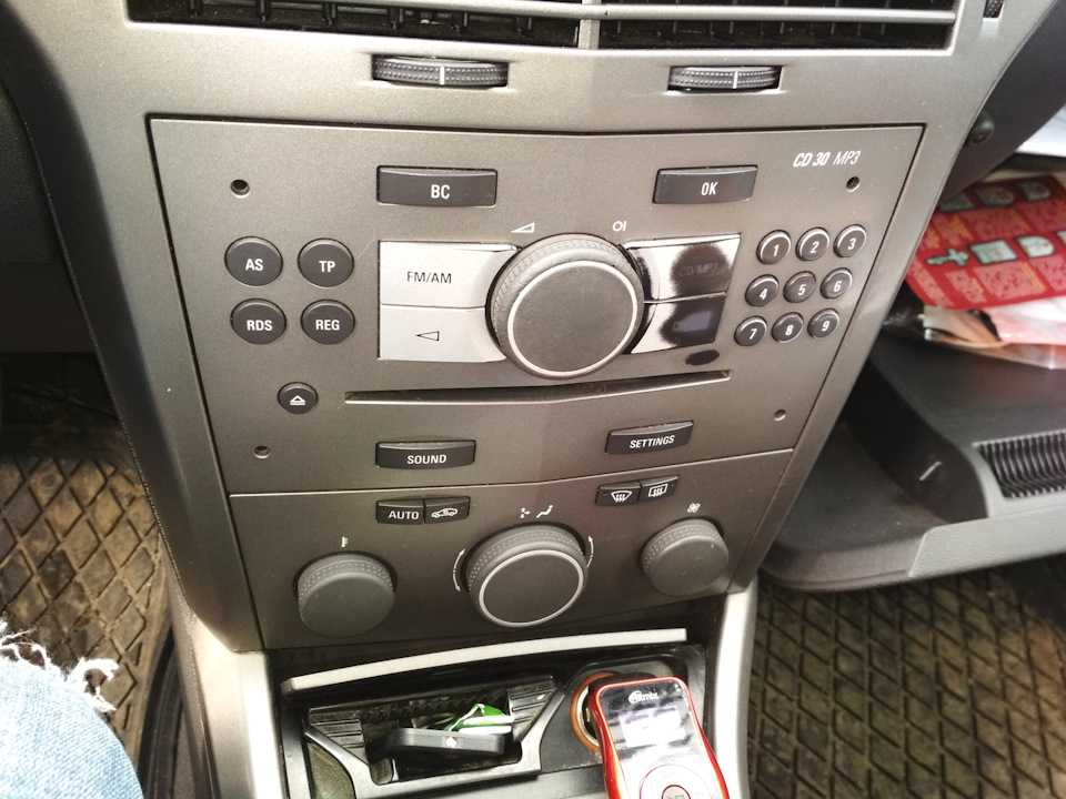 Снять головное устройство аудиосистемы в Opel Corsa D несложно Подробности  читайте на   Отвечают профессиональные эксперты портала