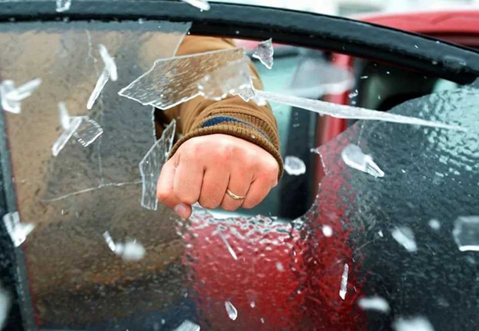Какое наказание и что делать, если разбили окна автомобиля на дороге или во дворе? взыскание ущерба