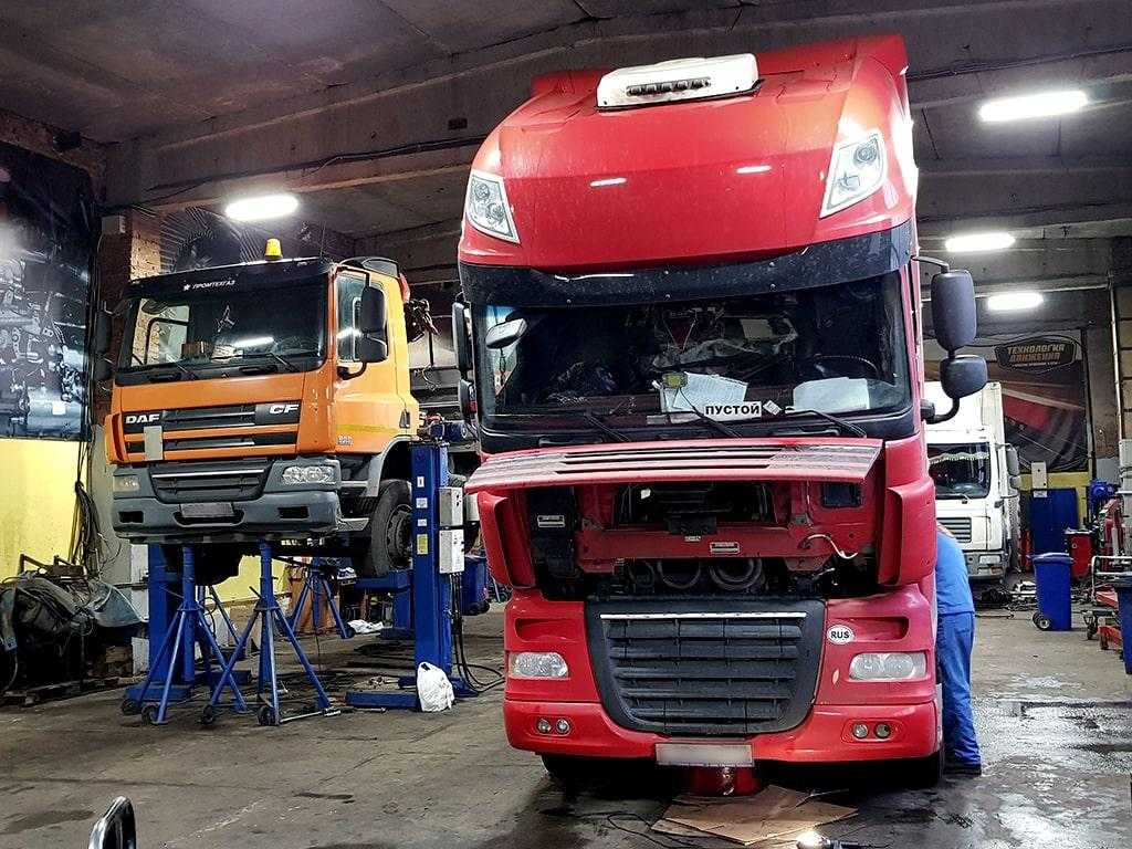 Автосервис для грузовых автомобилей. DAF 105 service. Сервис DAF 105 XF. Автосервис грузовых автомобилей. Грузовое СТО.