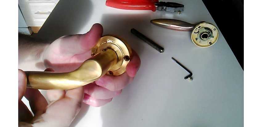 Как отремонтировать дверные ручки своими руками