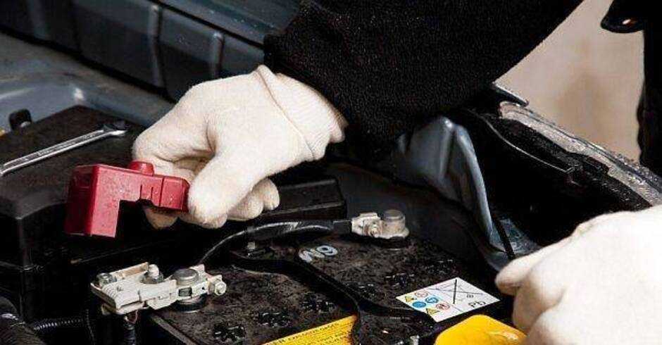 Как снять аккумулятор с авто: демонтаж при работающем моторе
