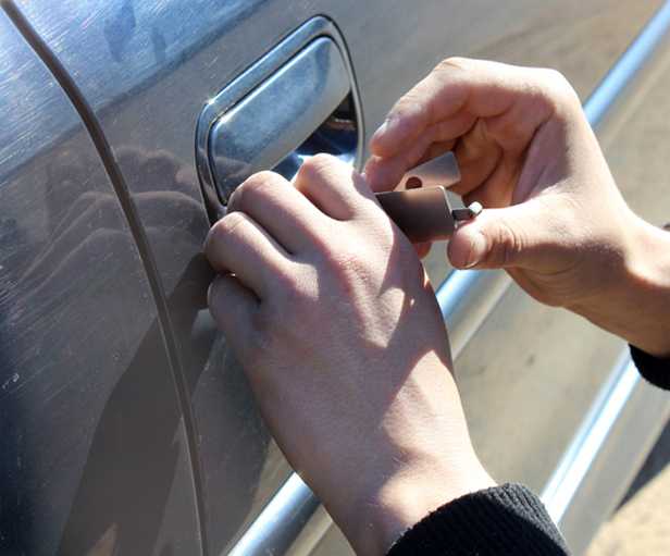 Какое стекло разбить, чтобы попасть в авто и не «попасть» на деньги, если ключи остались внутри? (видео)