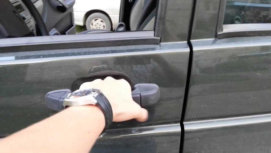 Забыл ключи в машине: как открыть?