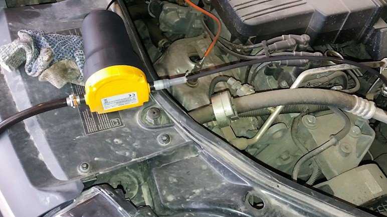 Как проверить уровень масла в двигателе автомобиля с помощью щупа по отметкам