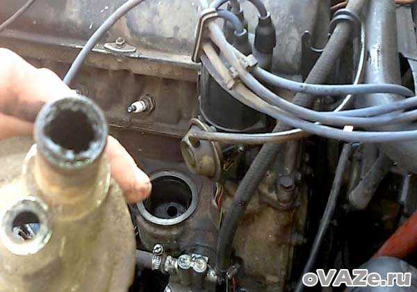 Очистка сапуна и системы вентиляции картера на ВАЗ 21012107 Вентиляционная система картера служит для отвода газов в цилиндры для последующего сжигания