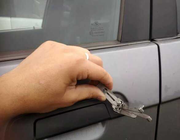Все способы как открыть автомобиль без ключа