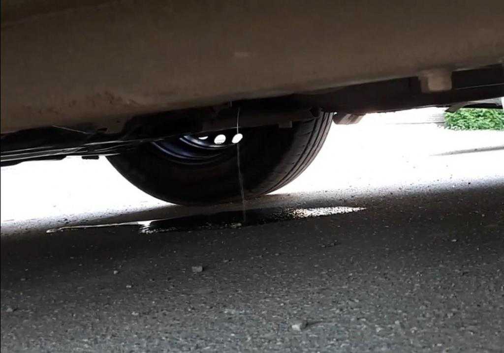 Как понять, откуда подтекает: опасные лужи под машиной | автоприбамбас.com