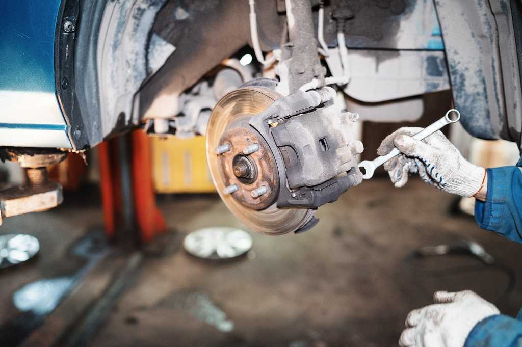 Подробно о замене тормозных колодок на Mazda 6  Пошаговая инструкция по демонтажу тормозных колодок на Мазда 6  Отвечают профессиональные эксперты портала