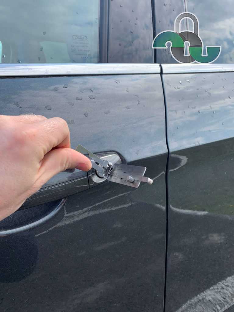 Как открыть машину, если ключ внутри: пошаговая инструкция