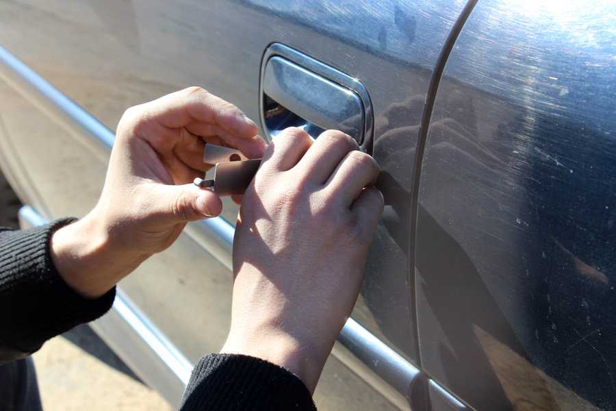 Какое стекло разбить, чтобы попасть в авто и не «попасть» на деньги, если ключи остались внутри? (видео)