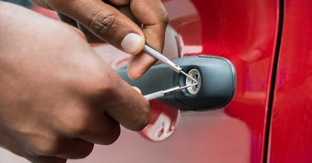 Как открыть машину, если ключи остались внутри - рабочий способ 2021 года