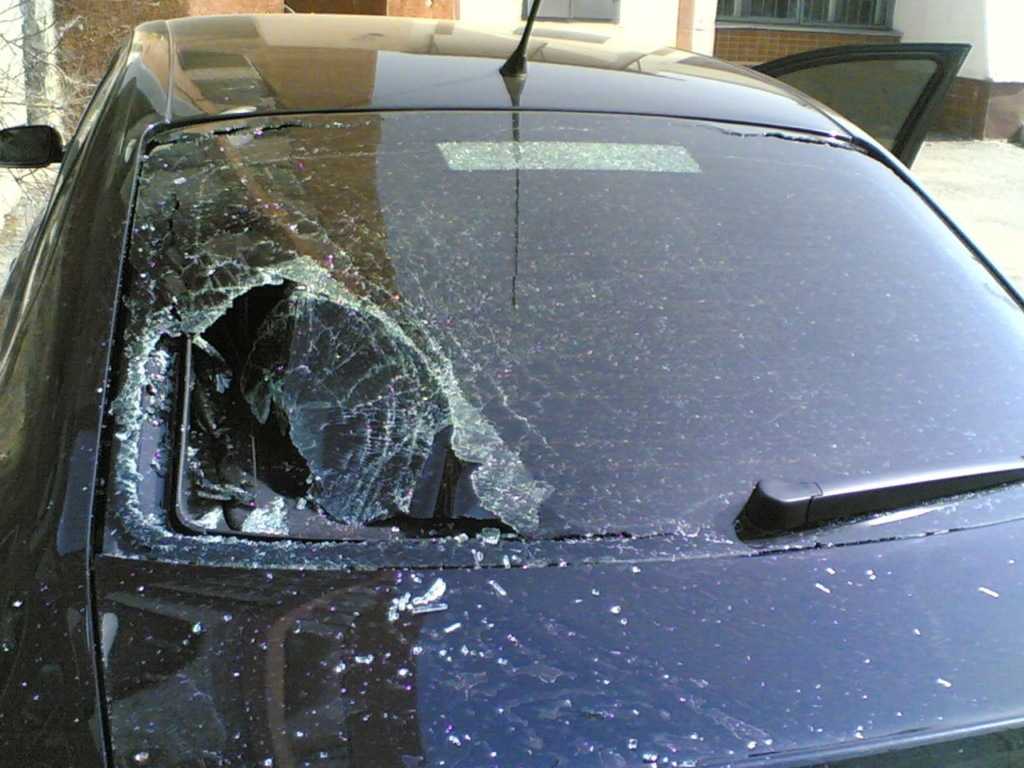 Если разбили стекло машины: что делать и что грозит?