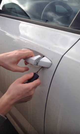 Села батарейка в ключе автомобиля: как открыть дверь и запустить двигатель